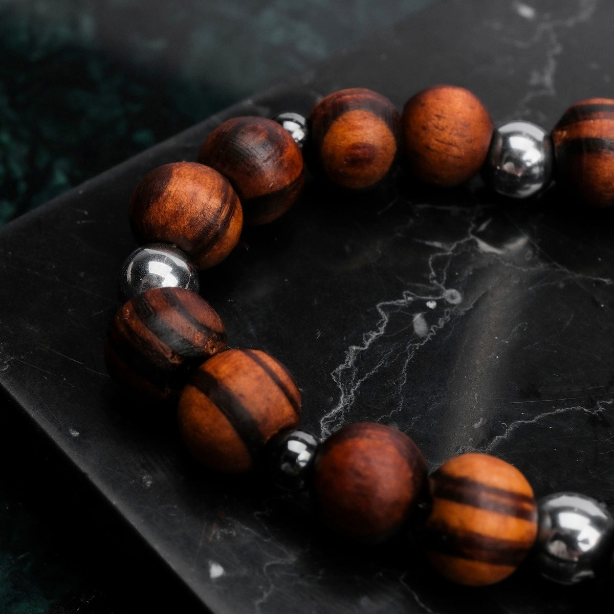 Bracciale "Superset" con perline di noce ematite con un design elegante e naturale.