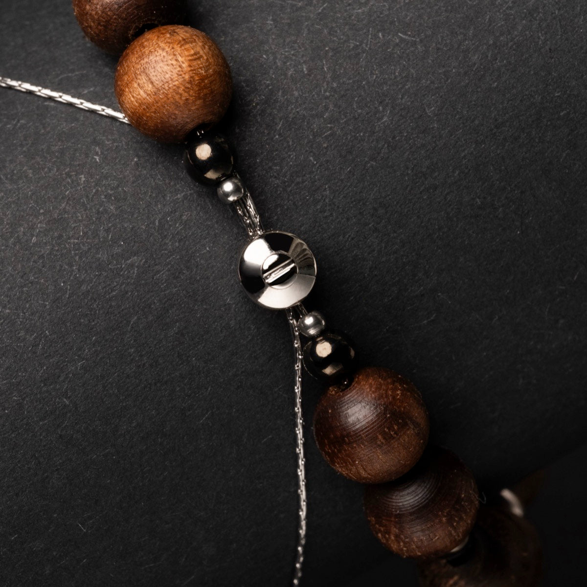 Collana "Superset" con perline di ematite e noce con un design elegante e moderno.