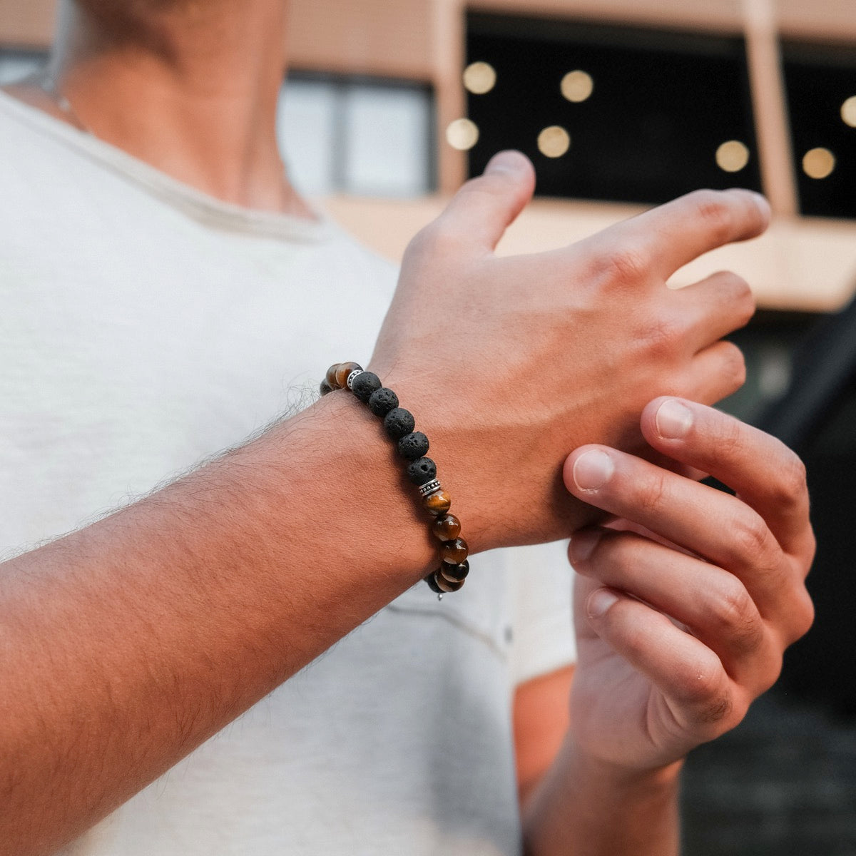 Bracciale "Superset" con Tiger Eye e pietre laviche, con un design elegante e naturale.