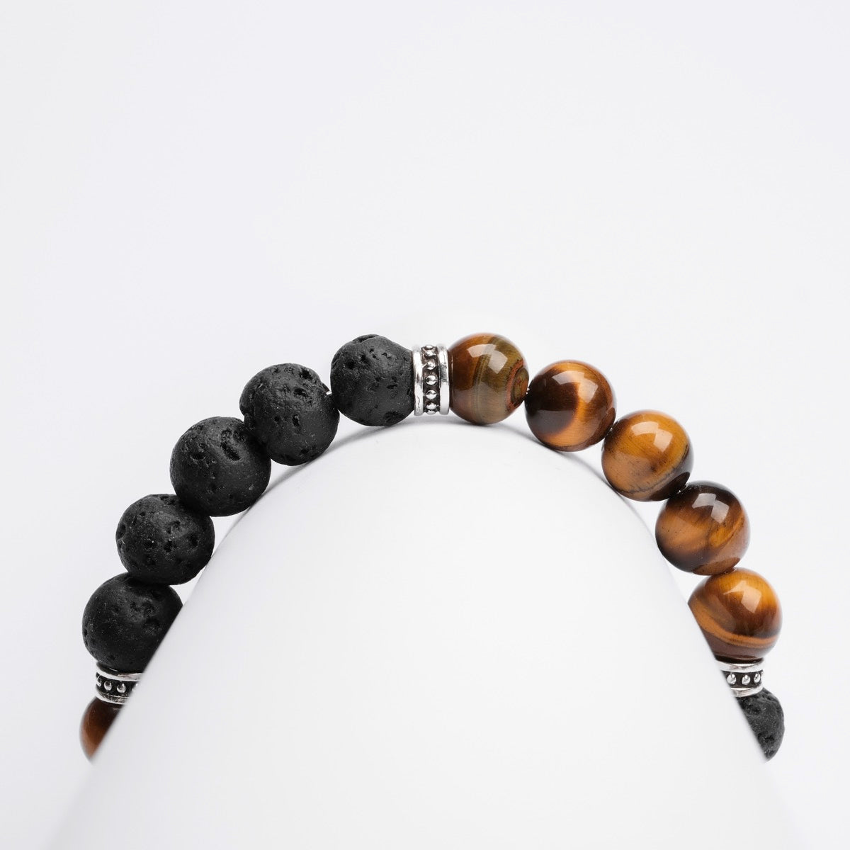 Bracciale "Superset" con perle in pietra tigre e lavica con un contrasto elegante.