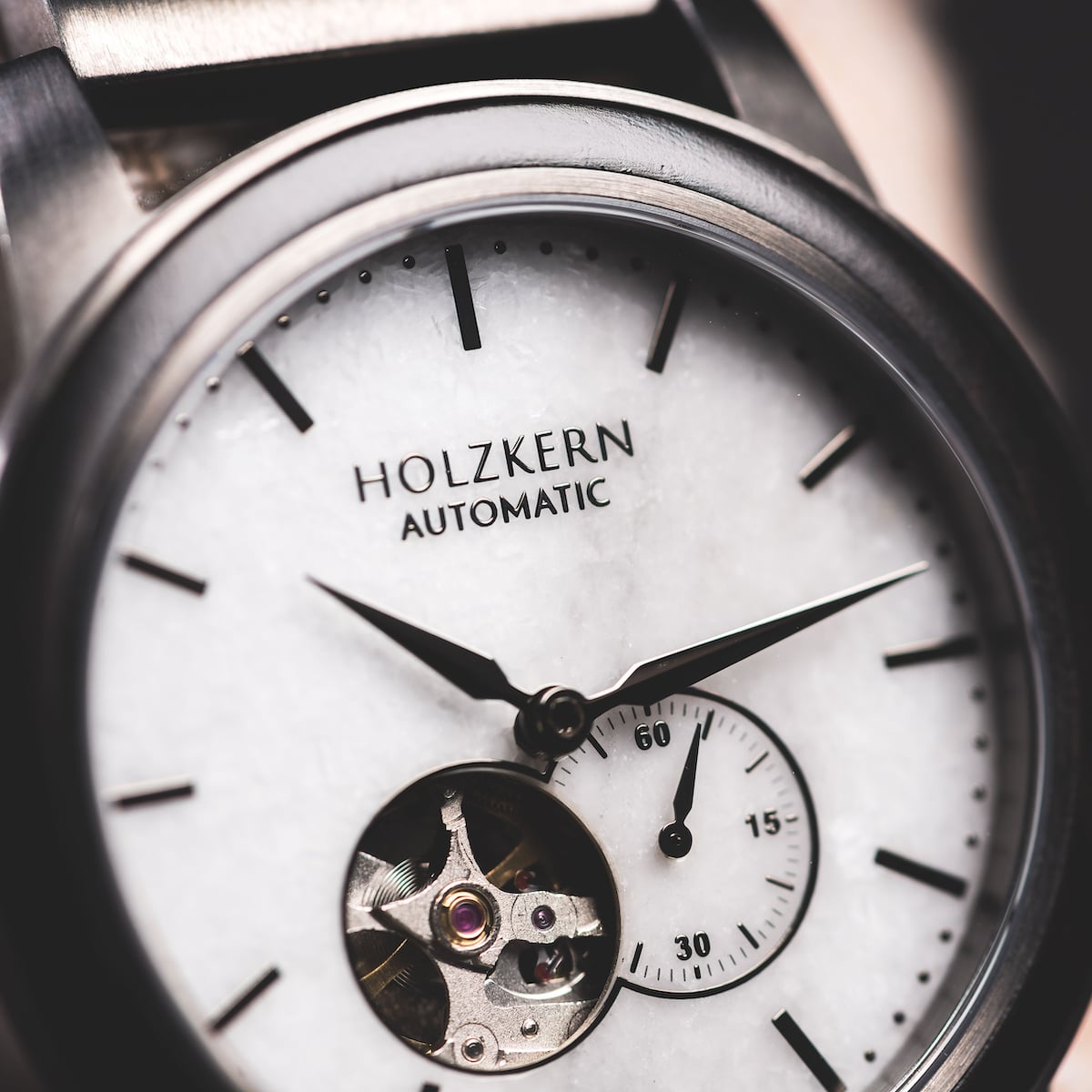 Orologio "Manhattan", con un design in acero e marmo con un'estetica elegante e moderna.