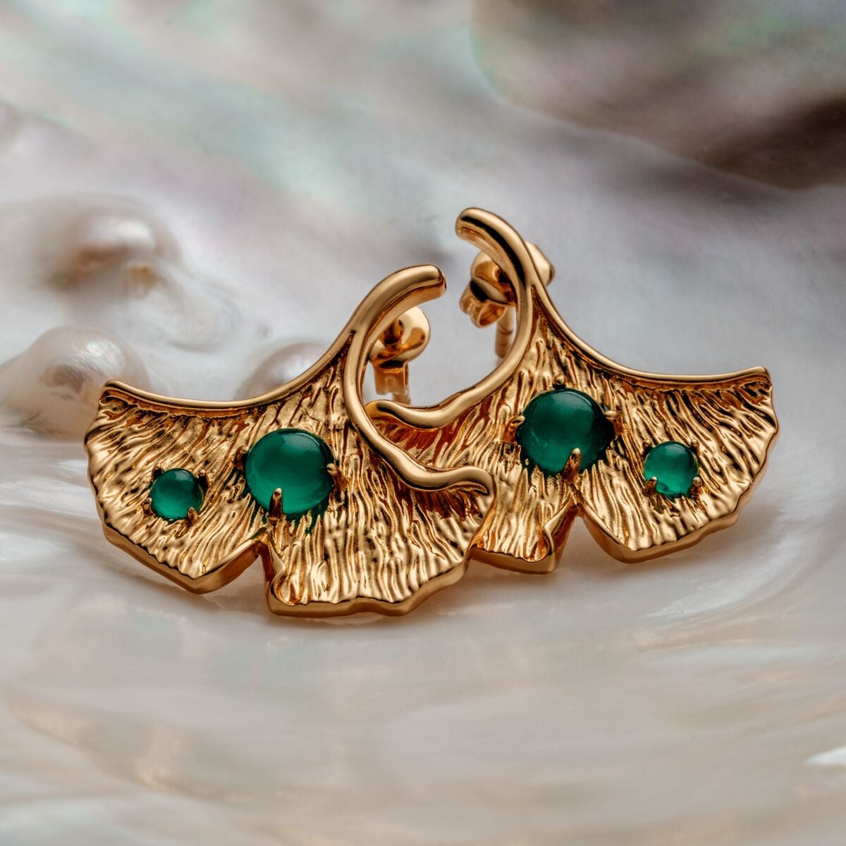 Gli orecchini "Chalice" sono caratterizzati da una finitura oro con dettagli di chalcedony, che mostra un design elegante e strutturato delle foglie.