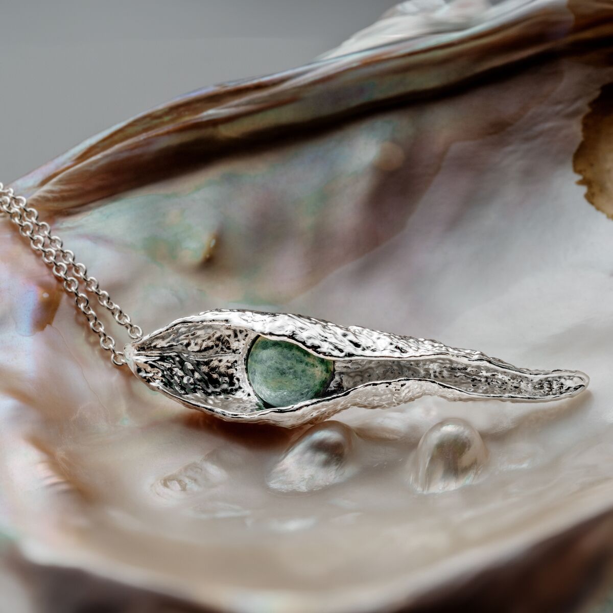 "Chalice Collana": Elegante collana di calici d'argento con amazonite, in stile con un design strutturato e organico.
