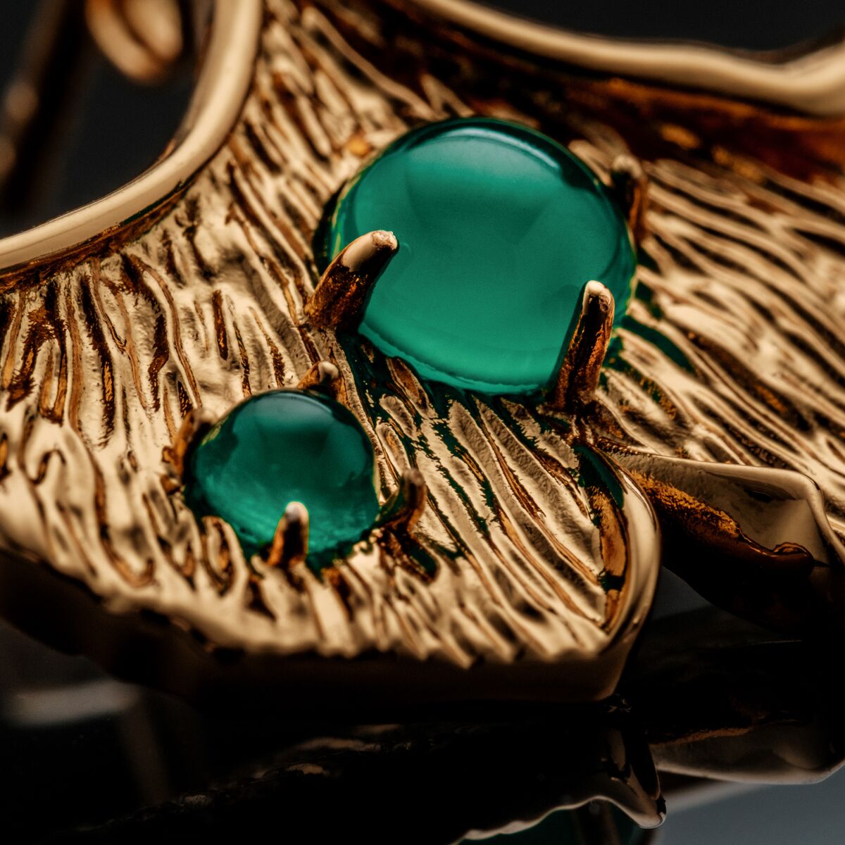 Orecchini "Chalice" sono caratterizzati da pietre di chalcedony in oro con texture per un look elegante e sofisticato.