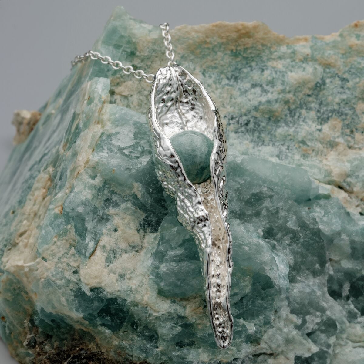 "Chalice Collana", una collana d'argento e amazonite, con uno stile organico strutturato.