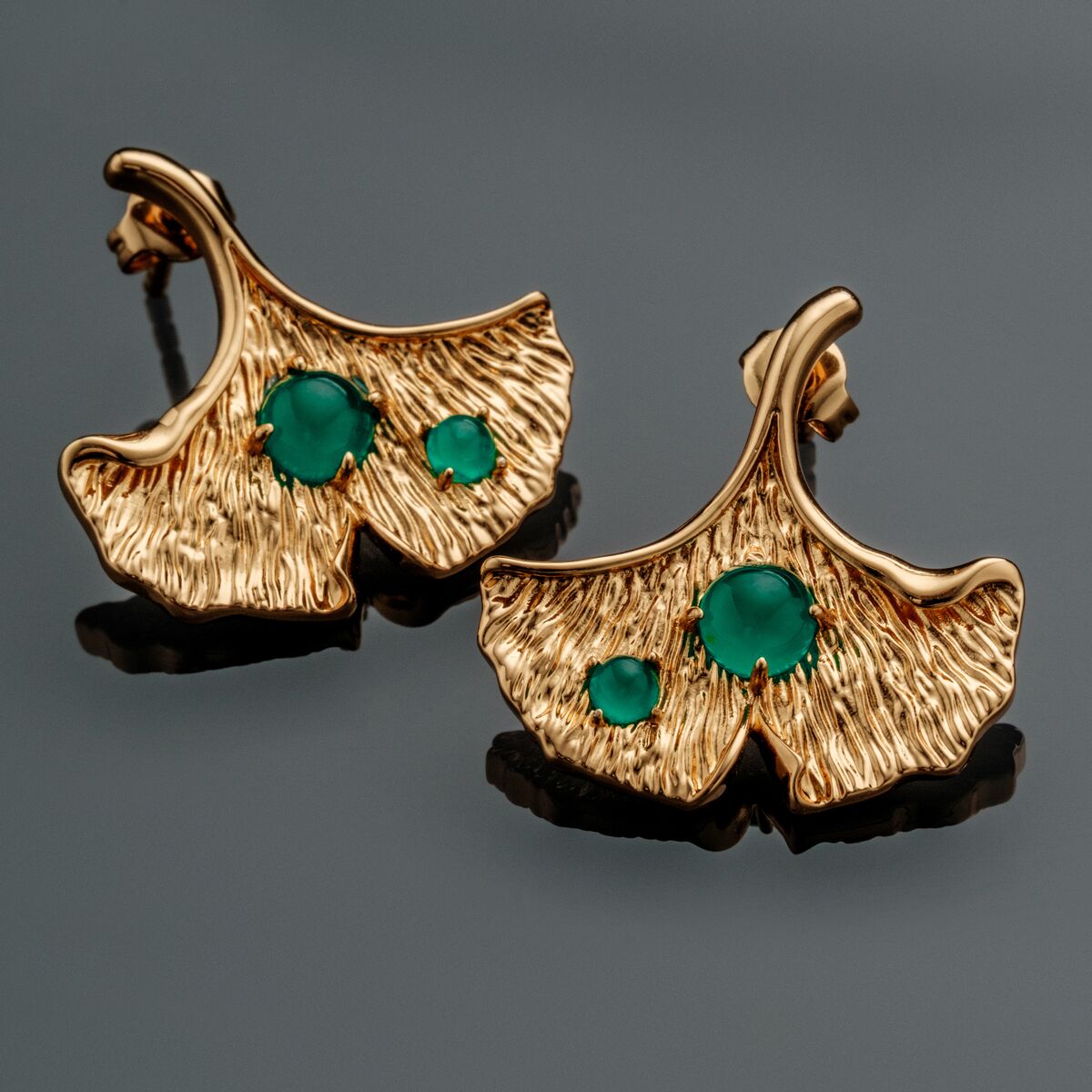 "Calicchi di Calice", eleganti orecchini con finitura oro e accenti di chalcedony, caratterizzati da un design strutturato e organico.
