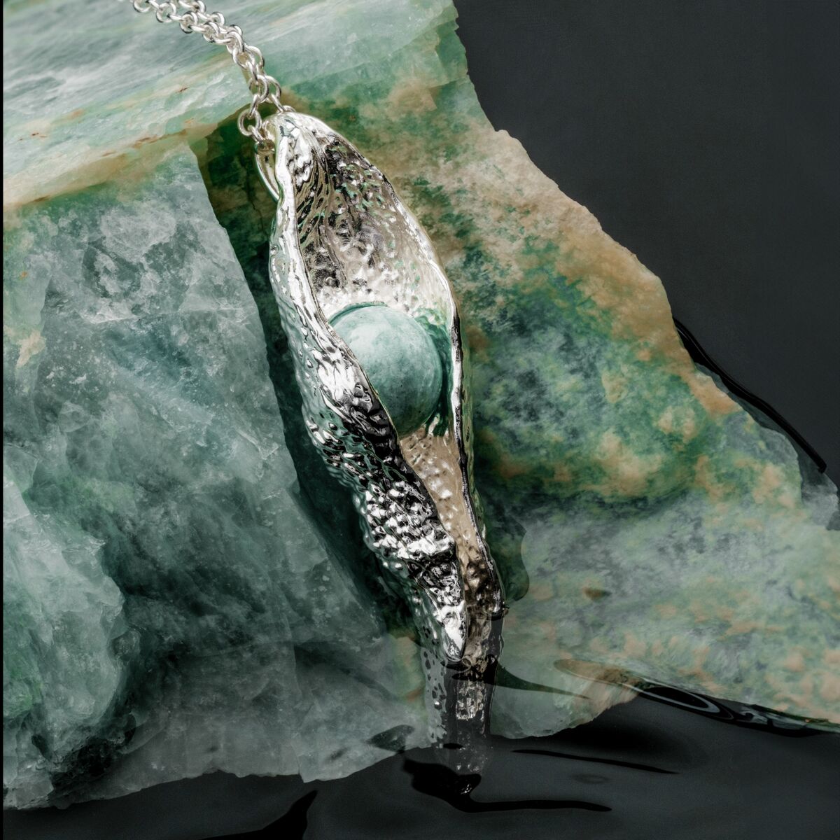 "Collana Calice": Elegante collana con pietra amazzonica e finitura argento, evocando bellezza naturale e raffinatezza.