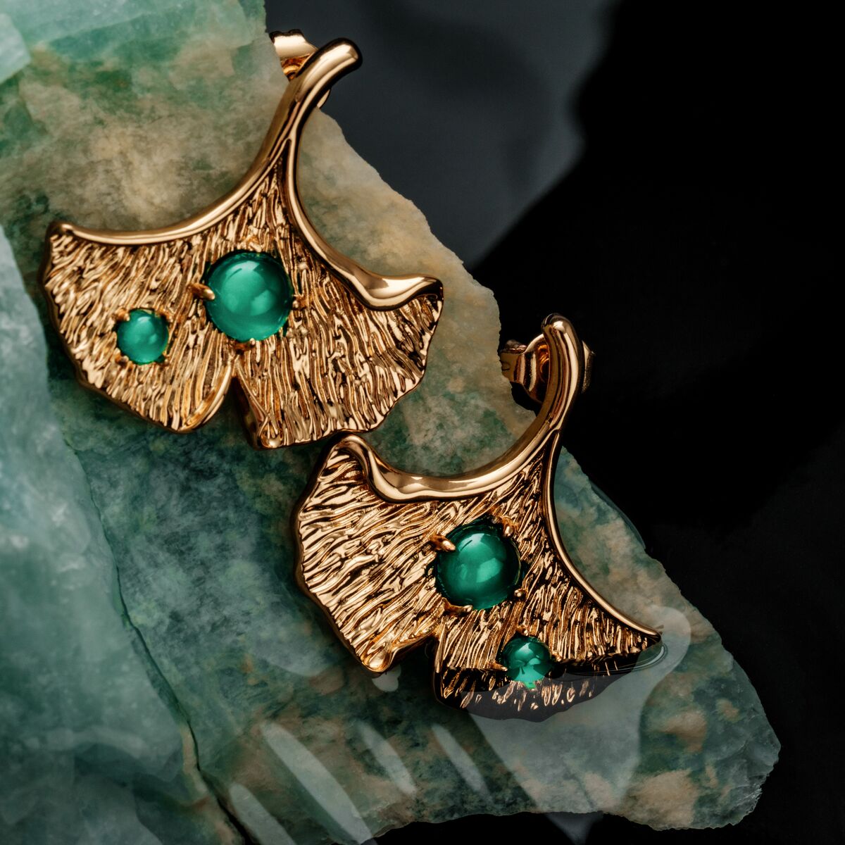 Orecchini "Chalice" in oro con chalcedony, con un design a foglia strutturato ed elegante.