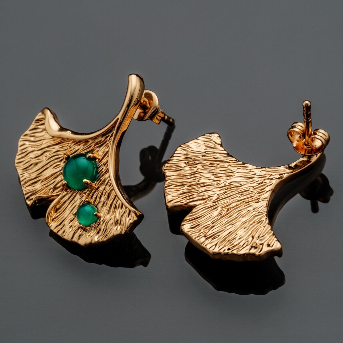 Gli orecchini "Chalice" sono caratterizzati da un design in oro con accenti di chalcedony verdi.