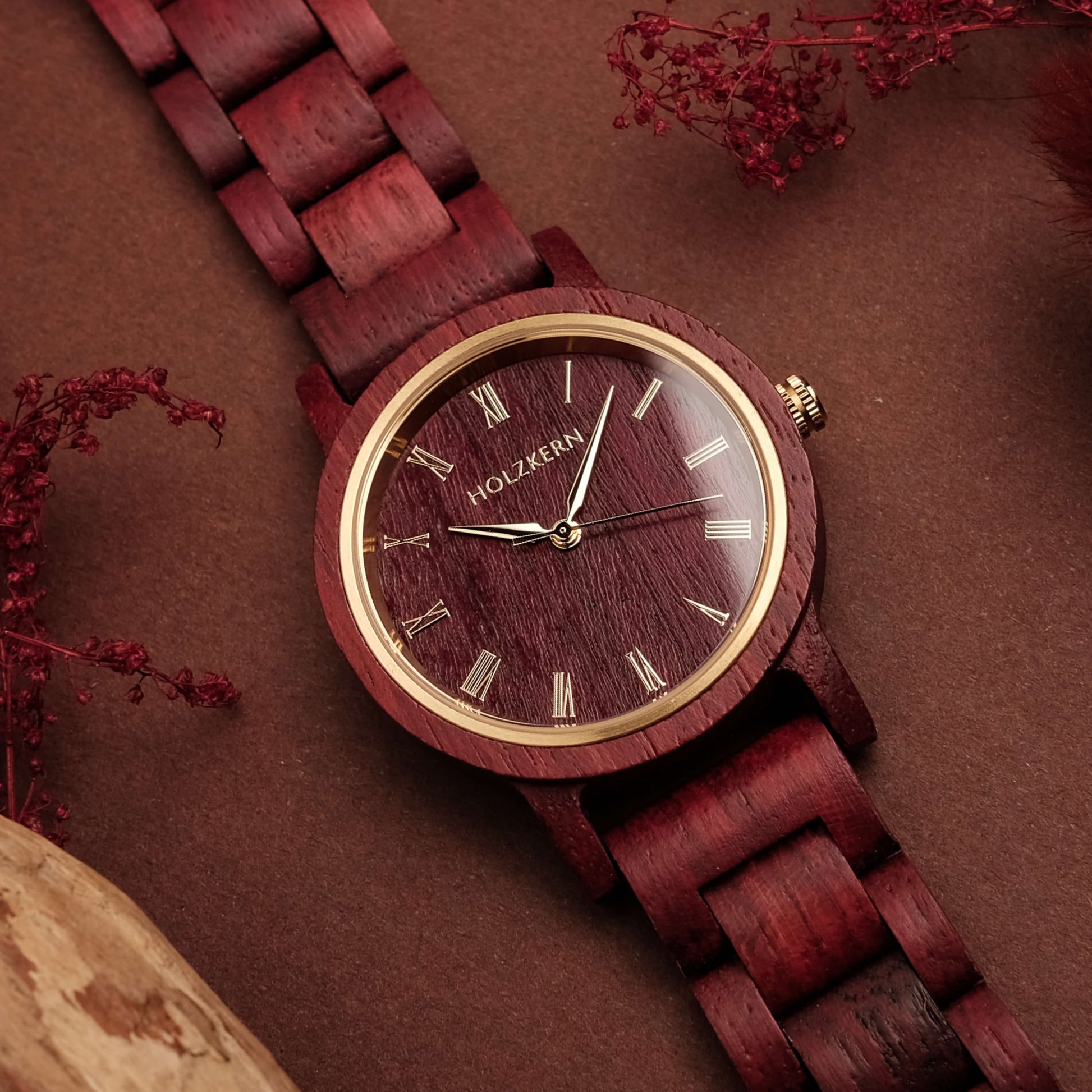 Orologio in legno "Calm" con tonalità amaranto e accenti in ottone eleganti.
