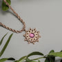 "Collana di Suncatcher" - una collana di abbronzatura in oro rosa con un ametista dal design intricato ed elegante.