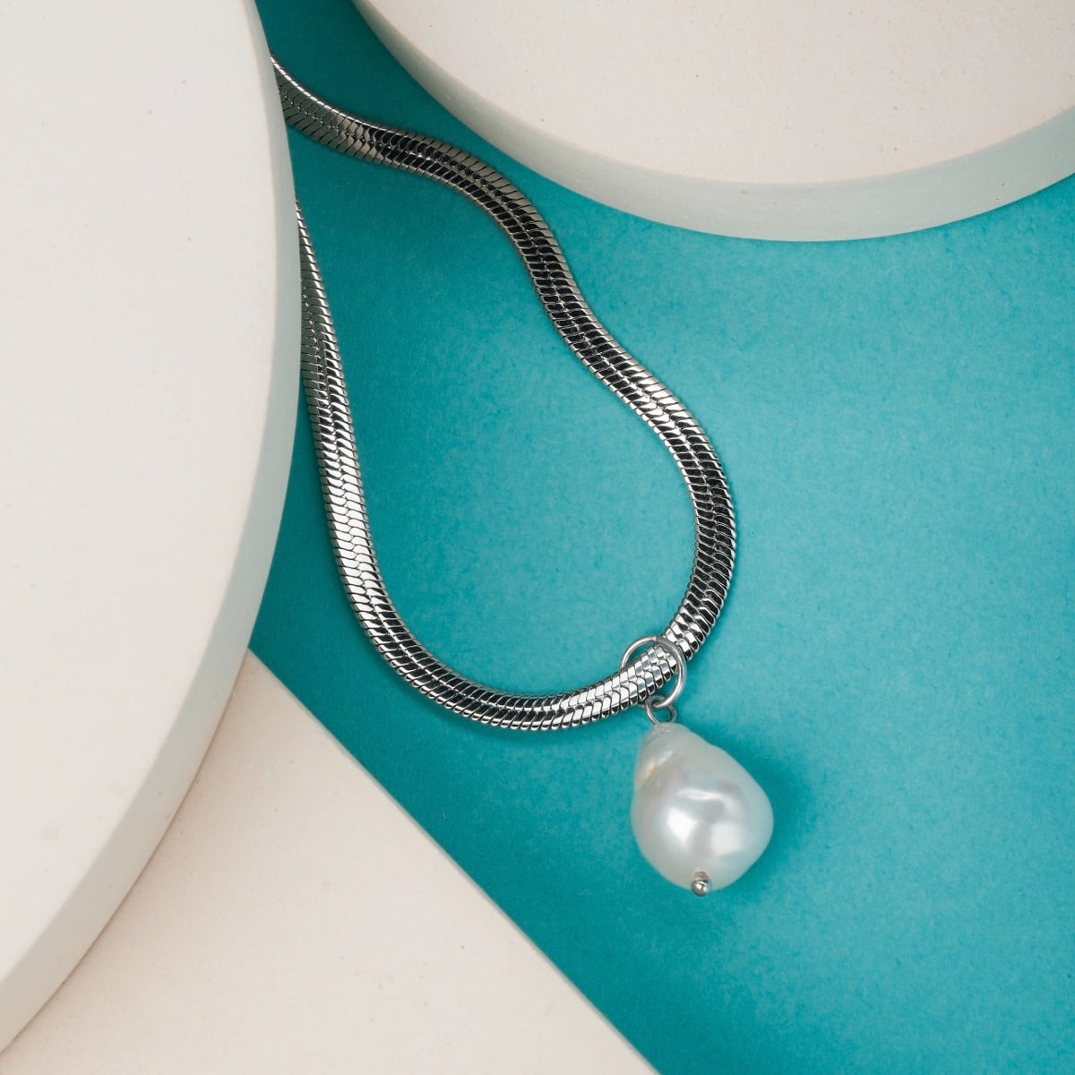 "Collana di estate": una collana elegante con un design barocco perla e argento, ambientata su uno sfondo geometrico luminoso.