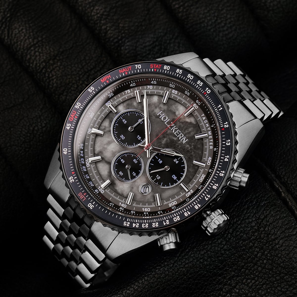 Orologio "Openhorizon" con quadrante in marmo grigio e accenti in argento, impostato su un bracciale in metallo lucido.