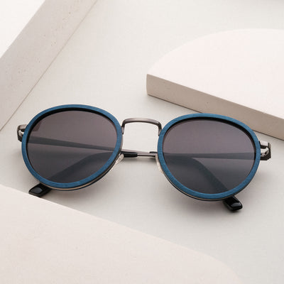 "The Loving" sunglasses with a round frame in maple and dark grey for a stylish look.
