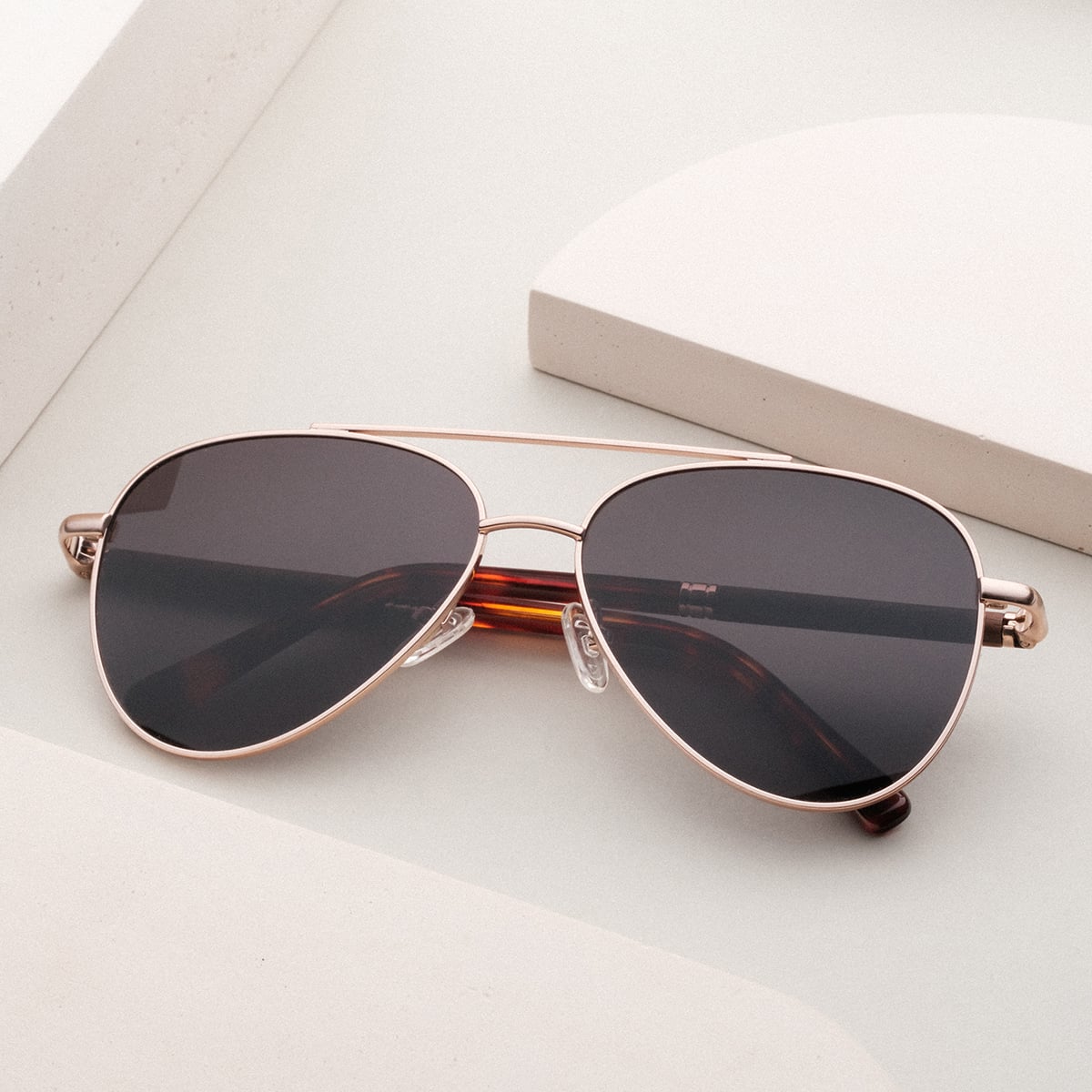 Occhiali da sole "The Badass I" con un elegante finitura in noce e oro opaco con un design elegante e moderno.