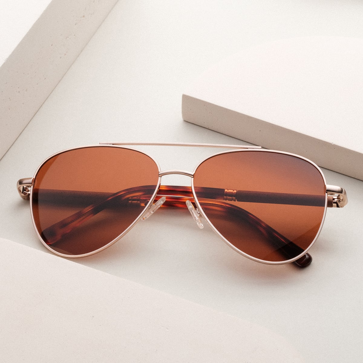 Gli occhiali da sole "The Badass II" sono caratterizzati da una cornice in noce e da dettagli in oro opaco per un look elegante e sofisticato.