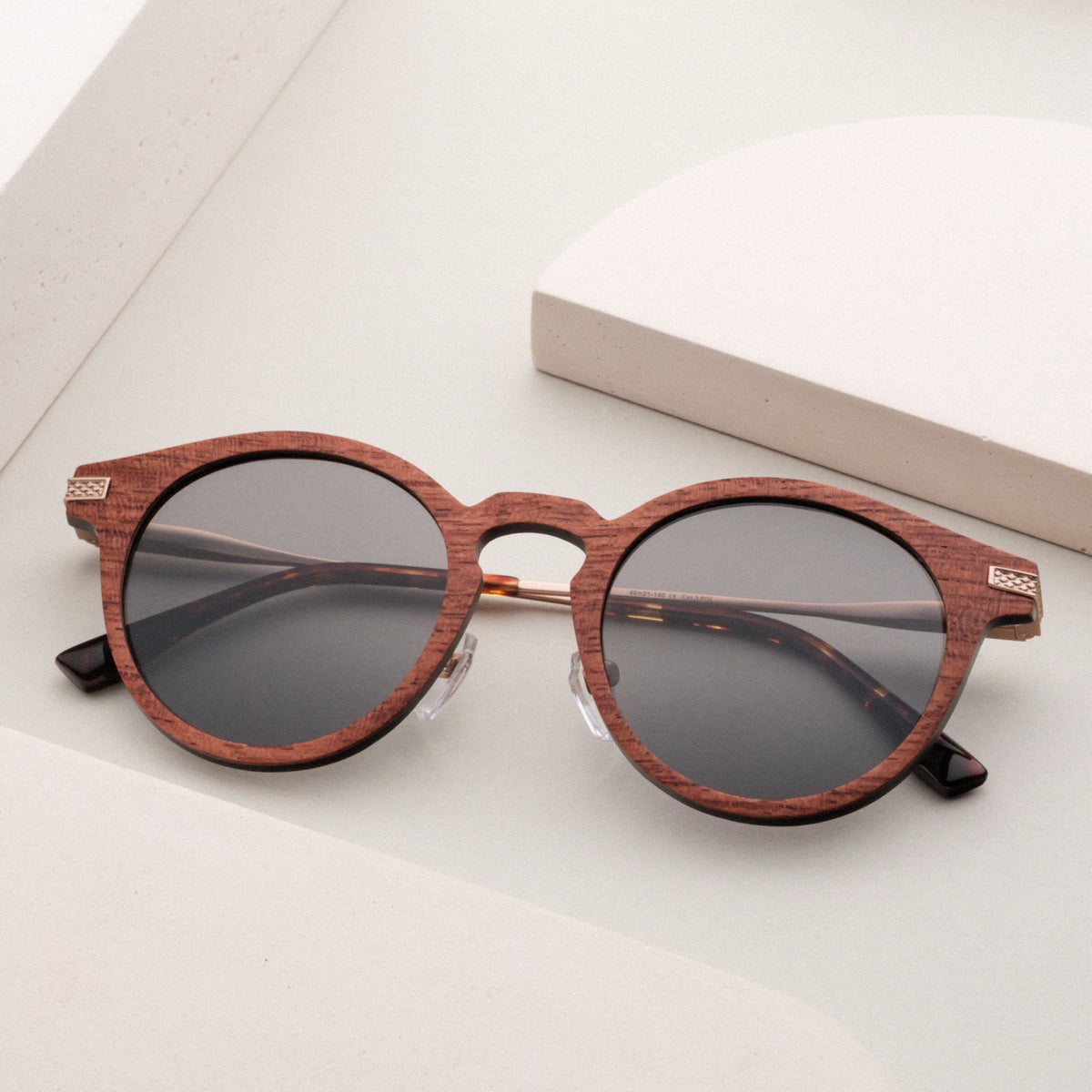 Gli occhiali da sole "The Maverick" sono caratterizzati da un design elegante in legno Padouk e Rame con un'estetica elegante e moderna.