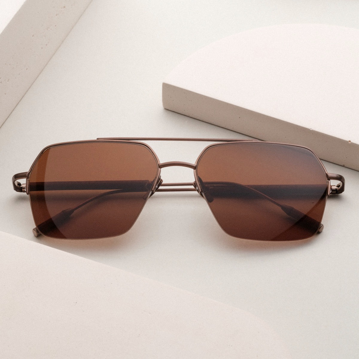 "The Visionary", occhiali da sole in noce e bronzo con un design elegante e moderno.