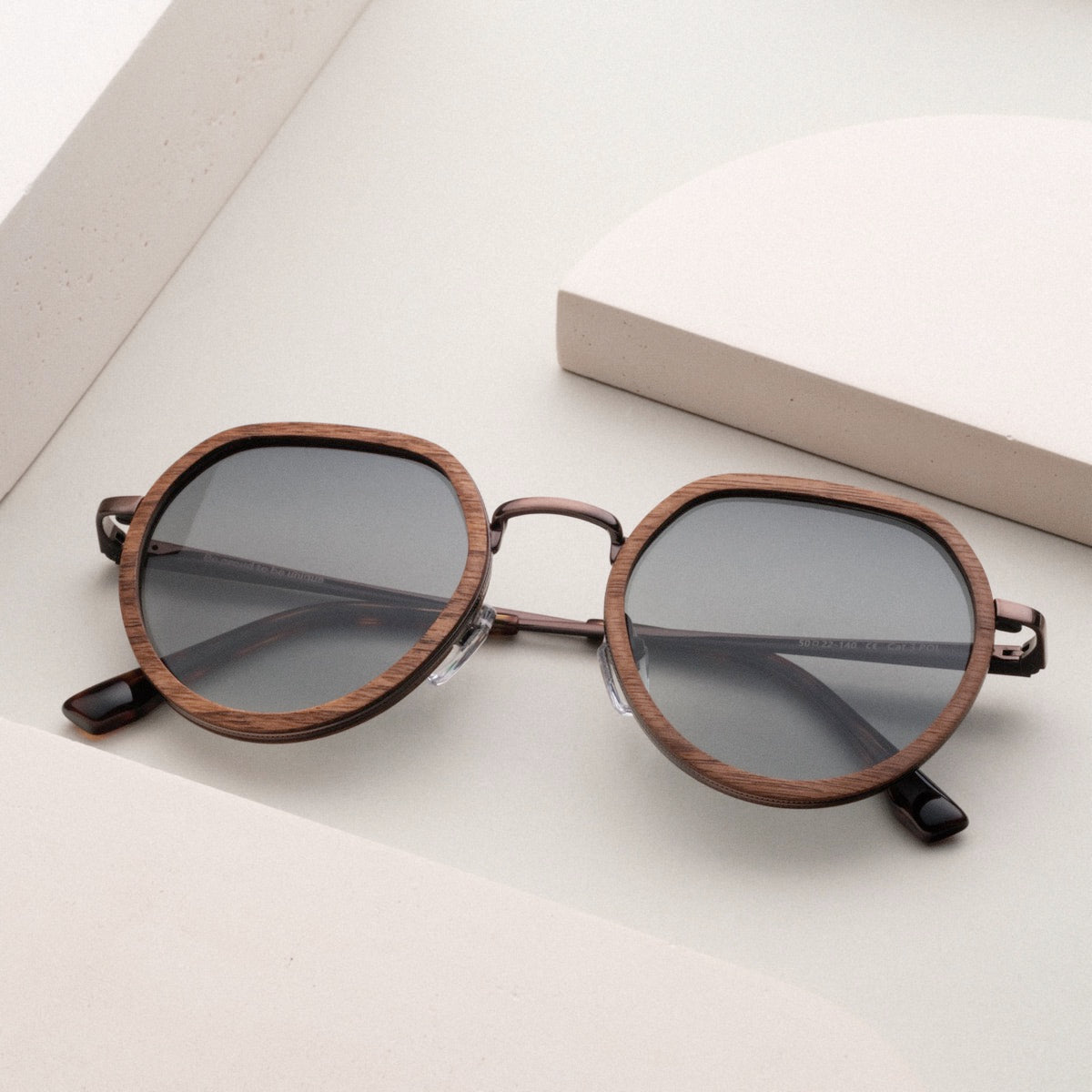 Occhiali da sole "The Wanderer" con un design elegante in noce e bronzo.