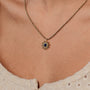 "Collana di Suncatcher", una collana d'oro con un ciondolo lapis lazuli, irradia eleganza e fascino.