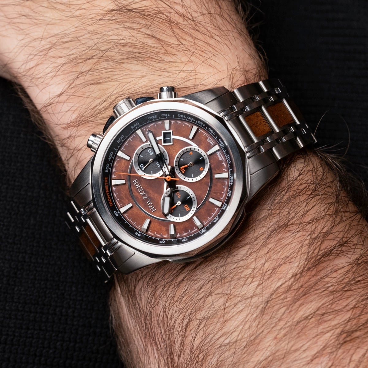 Orologio "Genevra" con legno di frusta e design in noce con uno stile visivo sofisticato ed elegante.