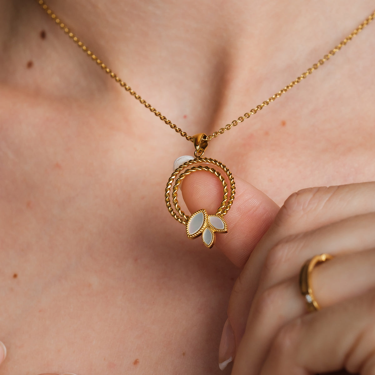 Collana Visual (Madreperla Bianca/Oro) Ii