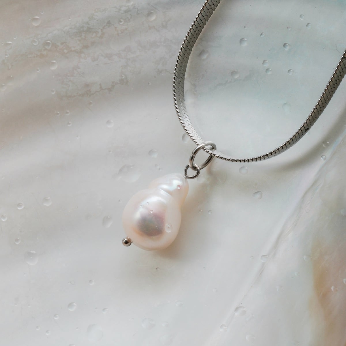Collana "Collana di estate" con un ciondolo barocco perla su una catena di argento elegante.