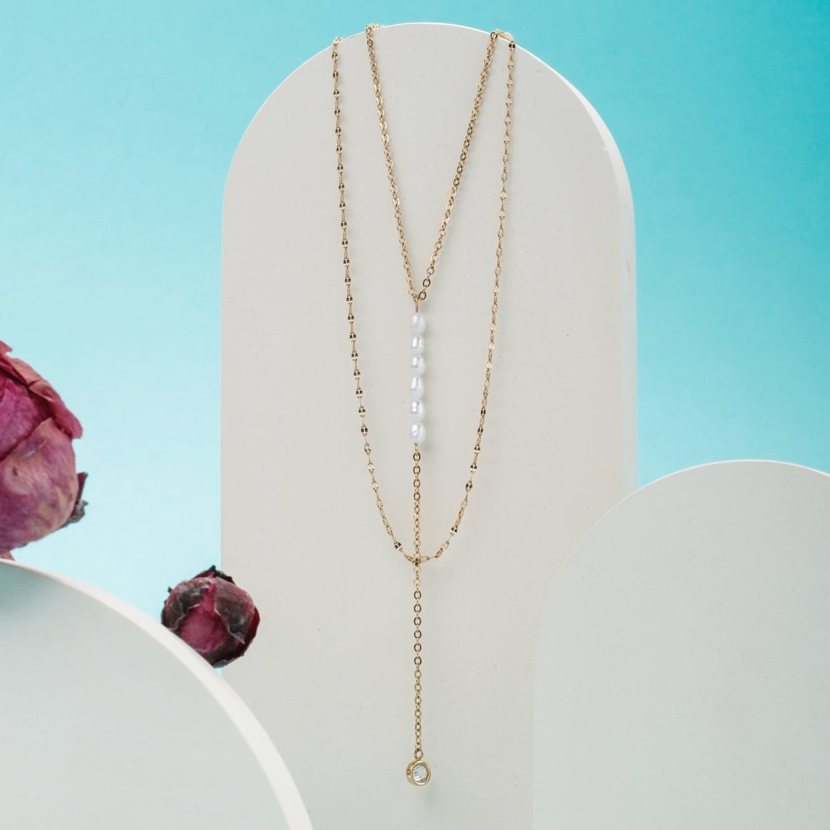 "Collana di estate", un'elegante collana con perle e zirconi, con un design a strati e una delicata catena d'oro.