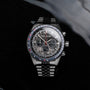 "Openhorizon" orologio con un quadrante grigio marmo e accenti d'argento su una banda di acciaio inossidabile.