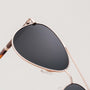 Gli occhiali da sole "The Badass I" sono caratterizzati da un elegante telaio in noce con accenti in oro opaco.