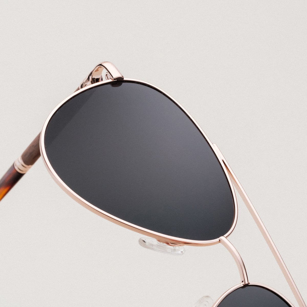 Gli occhiali da sole "The Badass I" sono caratterizzati da un elegante telaio in noce con accenti in oro opaco.