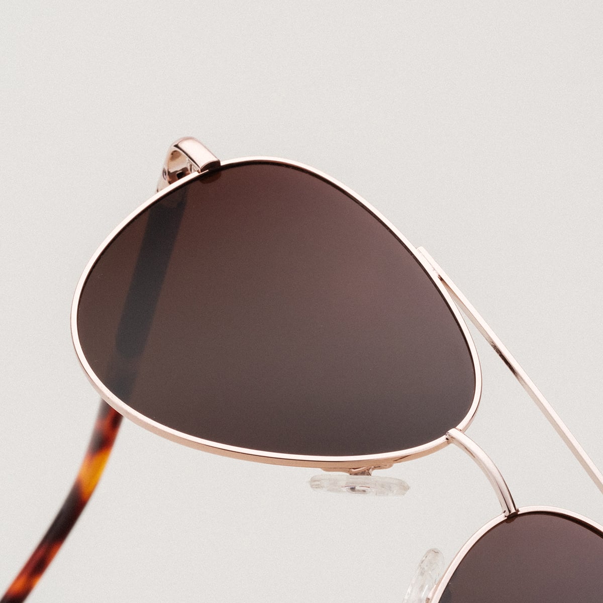 Occhiali da sole "The Badass II", caratterizzati da un design in noce e oro opaco.