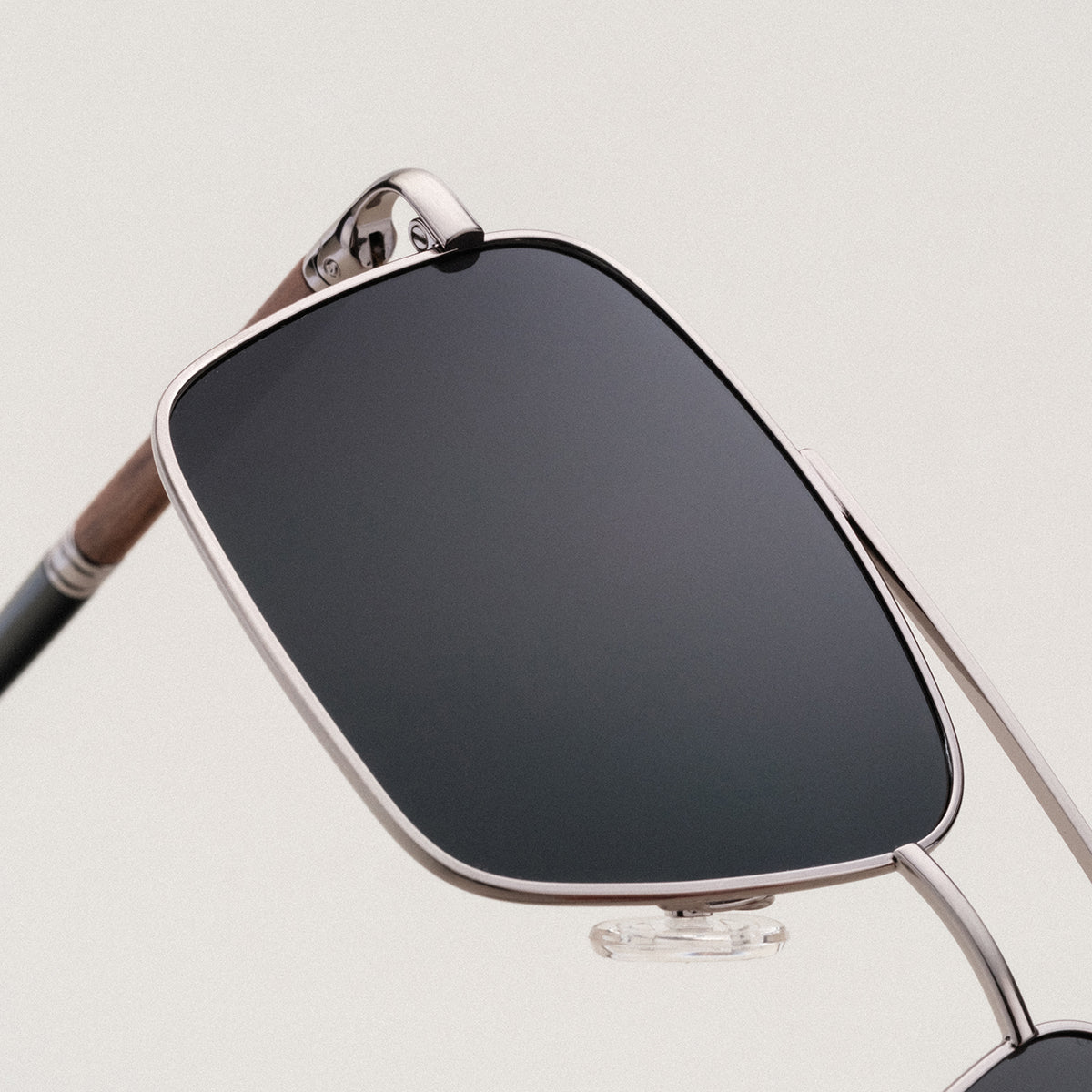 "The Talisman", un elegante paio di occhiali da sole con legno di piombo elegante e dettagli in argento.