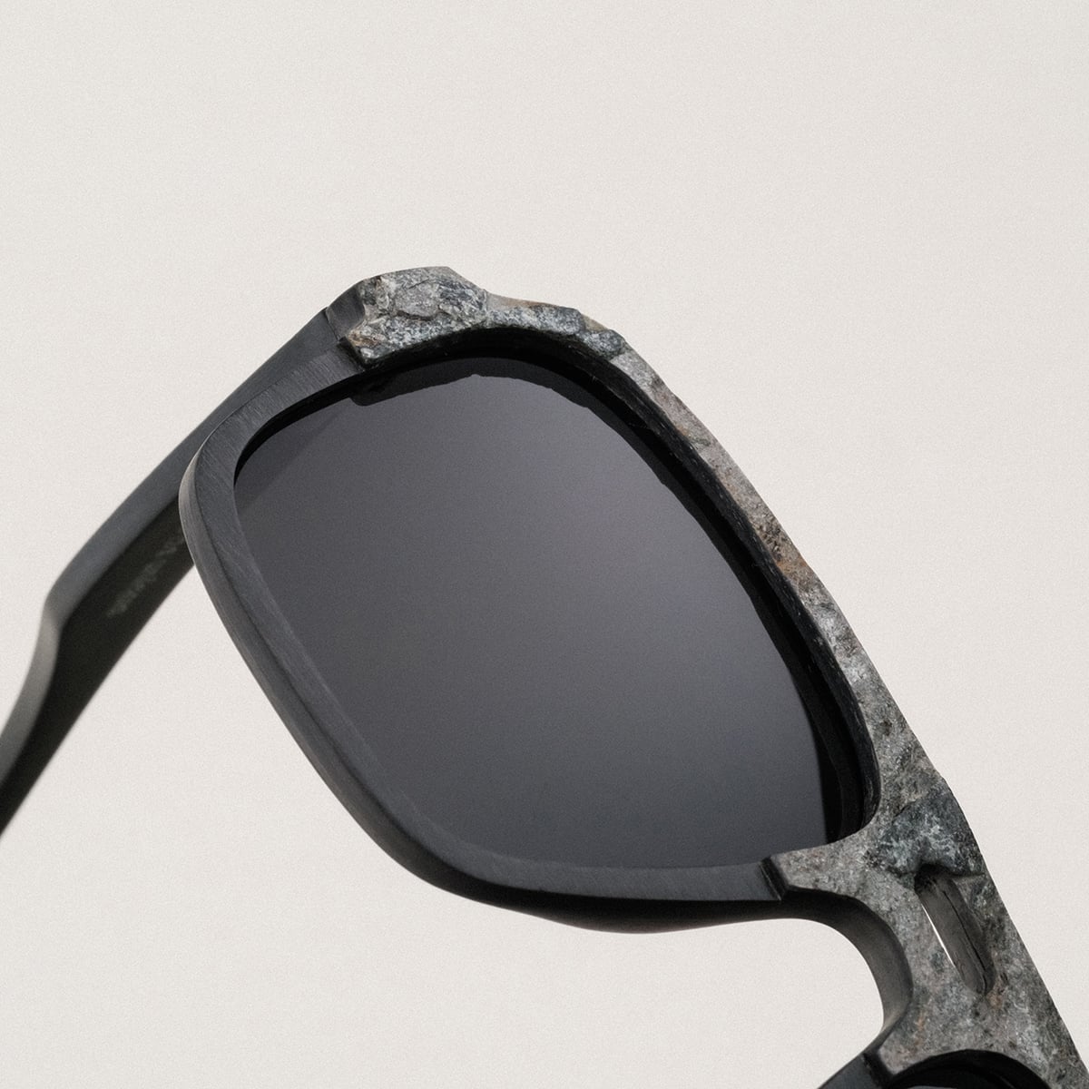 Occhiali da sole "The Triumphant", caratterizzati da un design robusto e ardesia con un'estetica moderna e audace.