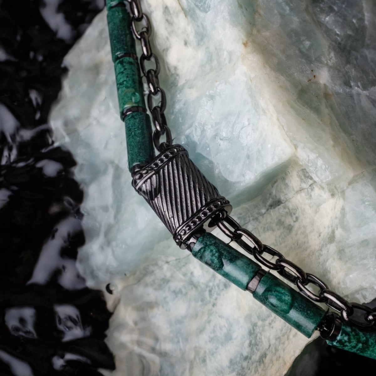 Collana "Supersonic" con aventurina e grigio dettaglio con un design elegante catena.