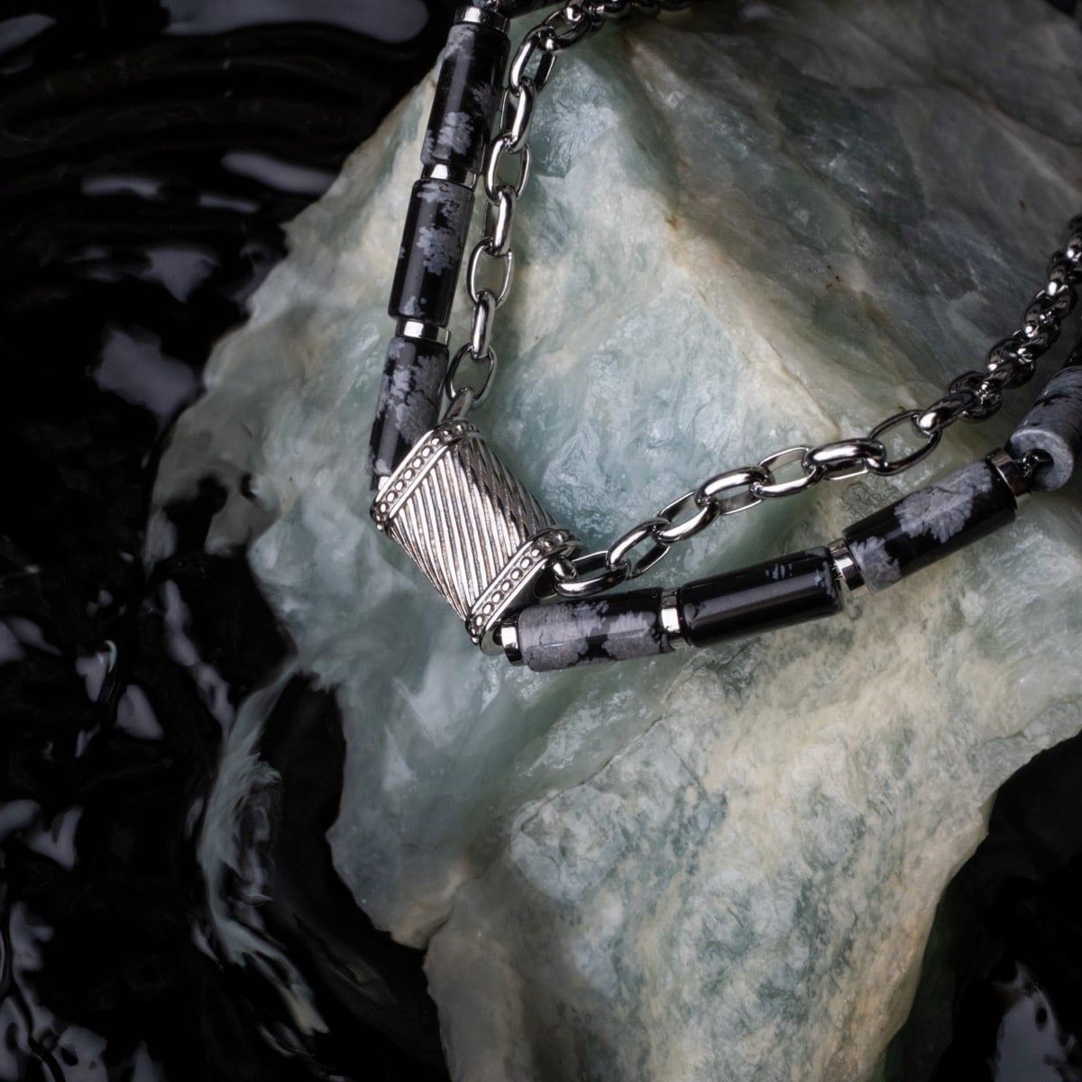 Collana "Supersonic" con ossidiana e argento con un design elegante e moderno.