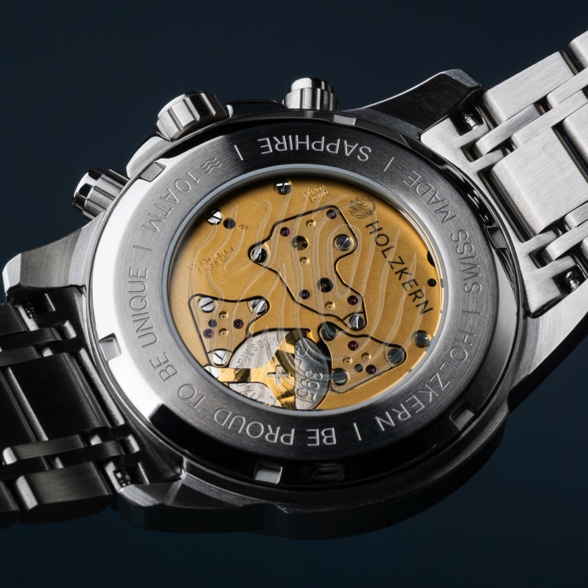 L'orologio "Genevra" presenta un design in legno di buccia e noce con uno stile meccanico sofisticato.