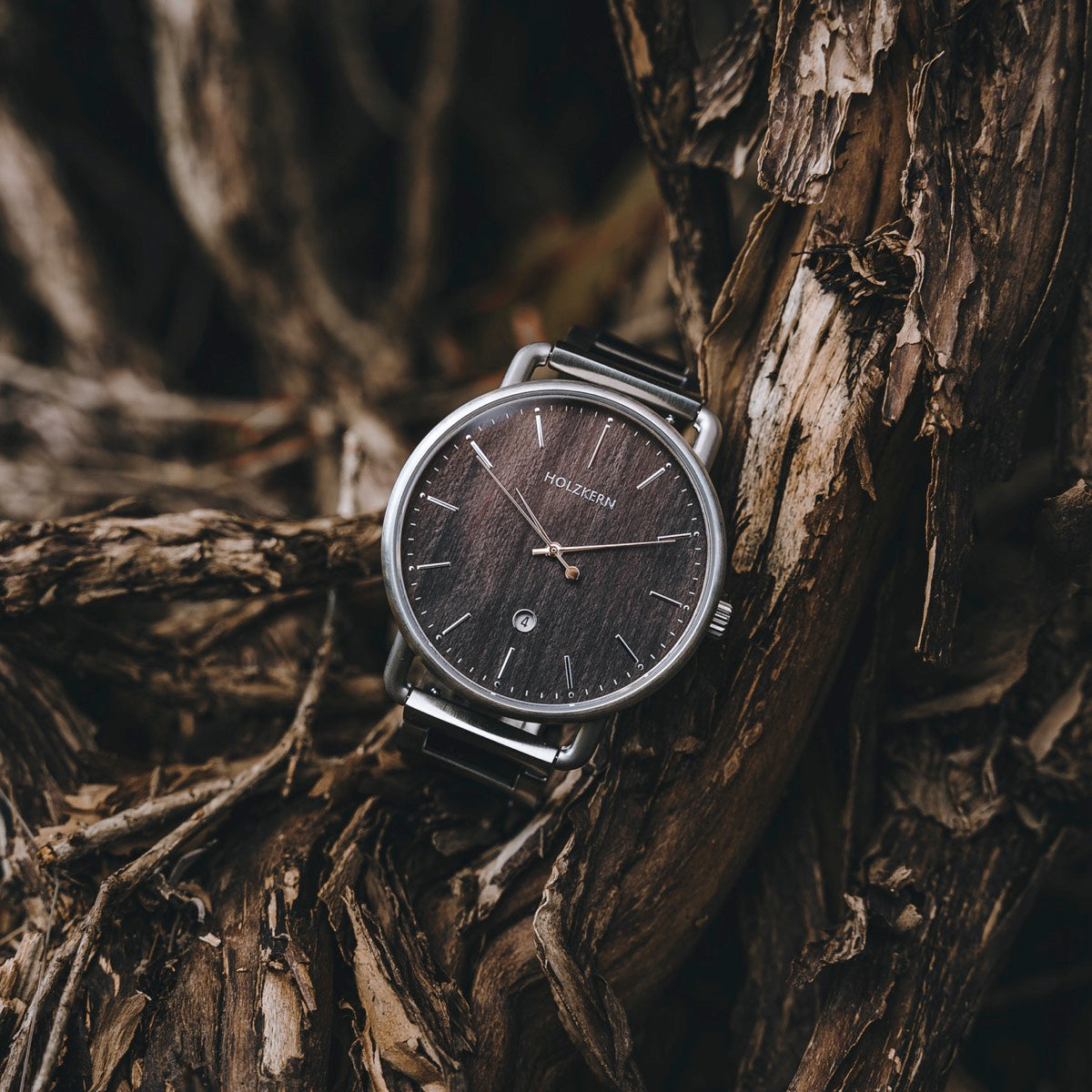 Orologio "Odaiba" con accenti in legno di acero e design minimalista incastonato in rami rustici.