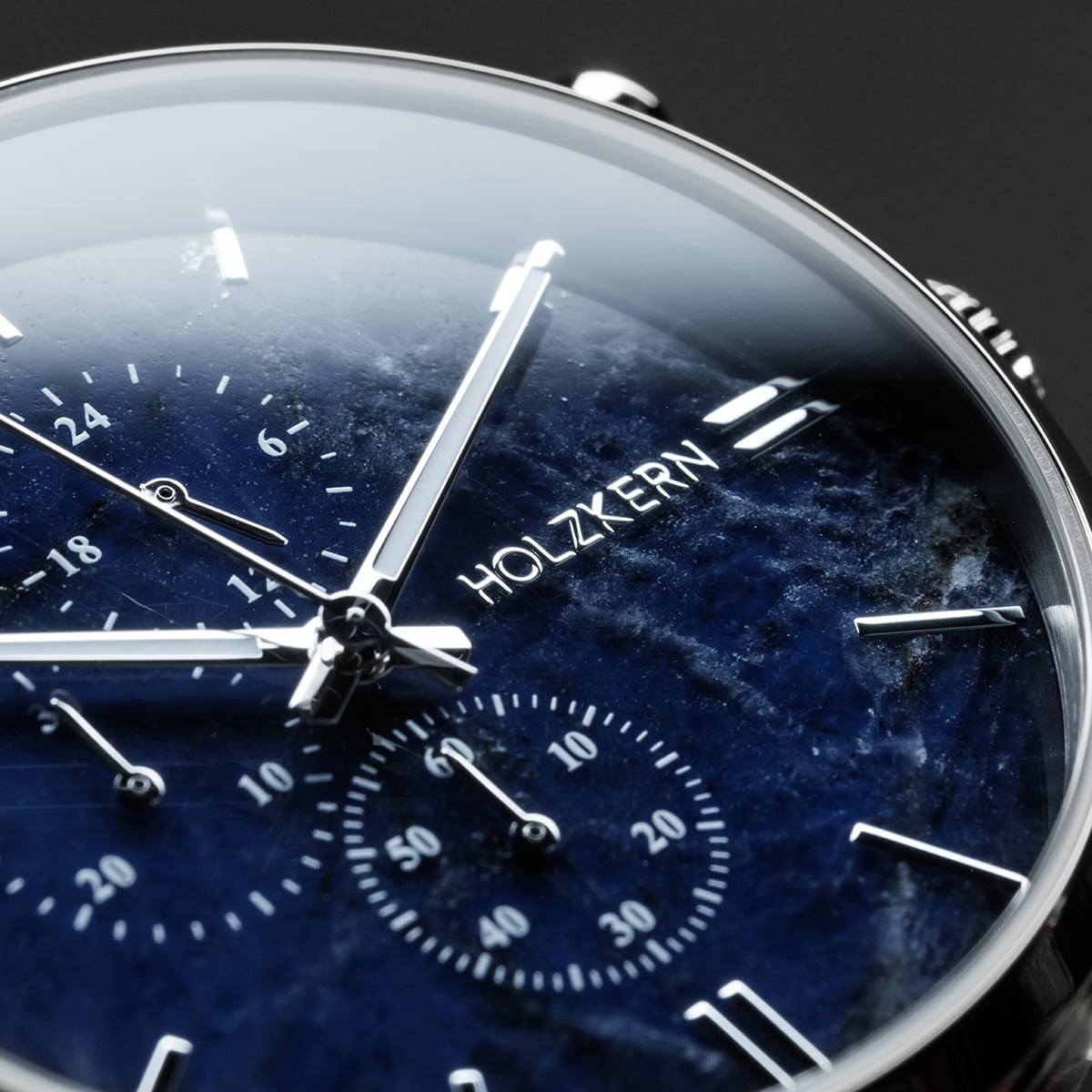 "Naturalist" watch, featuring a marble dial and silver accents, with an elegant and modern design.
