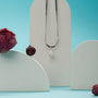 Collana Summersweet: un'elegante collana d'argento con una perla barocca, in uno stile minimalista con accenti floreali.