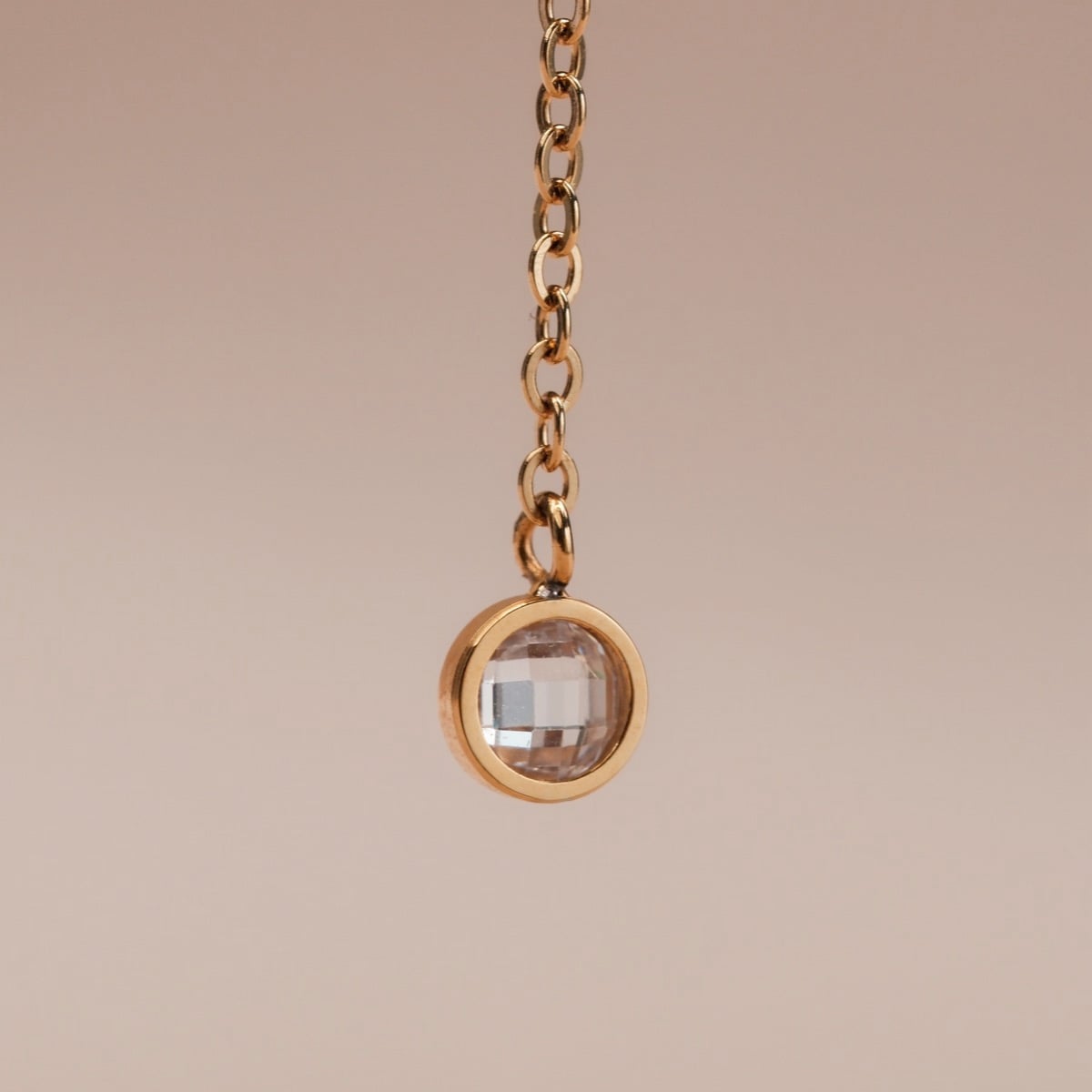 Collana "Collana di estate" con eleganti accenti di perla e zirconi, sospesa su una catena d'oro delicata.