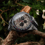 "Openhorizon", un sofisticato orologio da polso, presenta un design grigio in marmo e argento con un ambiente ispirato alla natura.