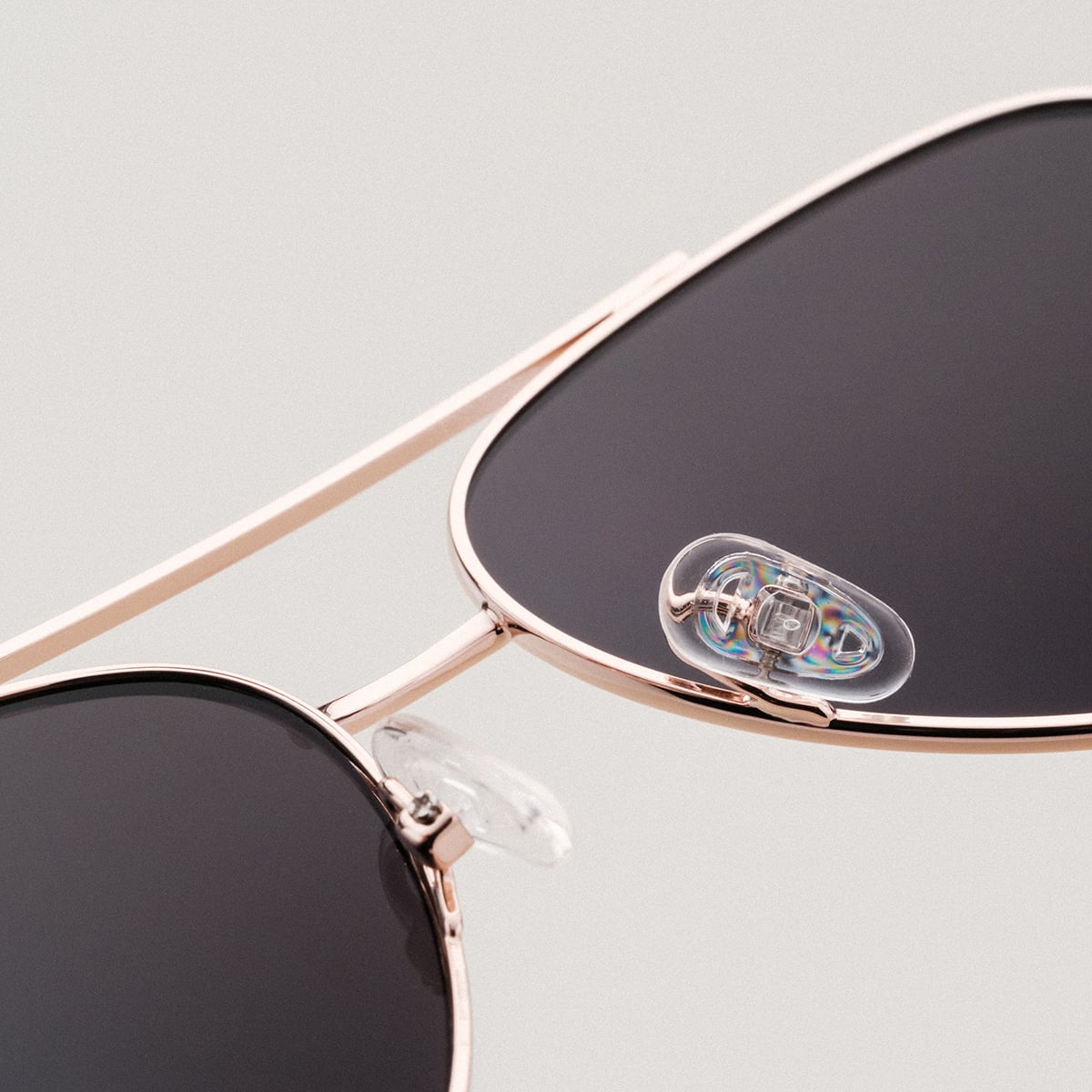 Occhiali da sole "The Badass I" con finitura in noce e oro opaco con un design elegante e moderno.