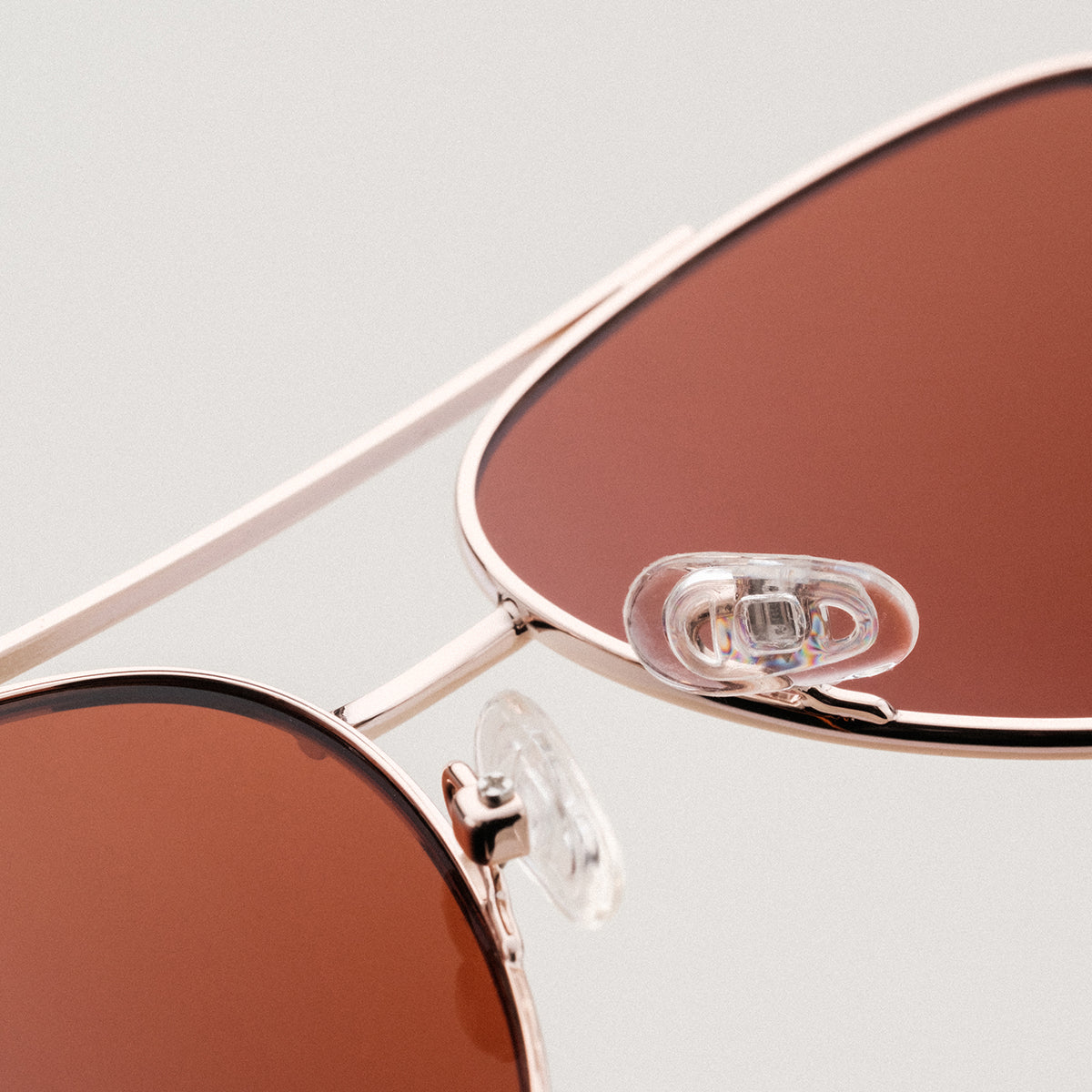 Occhiali da sole "The Badass II" in noce e oro opaco con un design elegante e elegante.