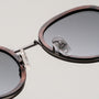 Gli occhiali da sole "The Radiant M" con Leadwood e Antique Silver, presentano un design elegante e moderno.