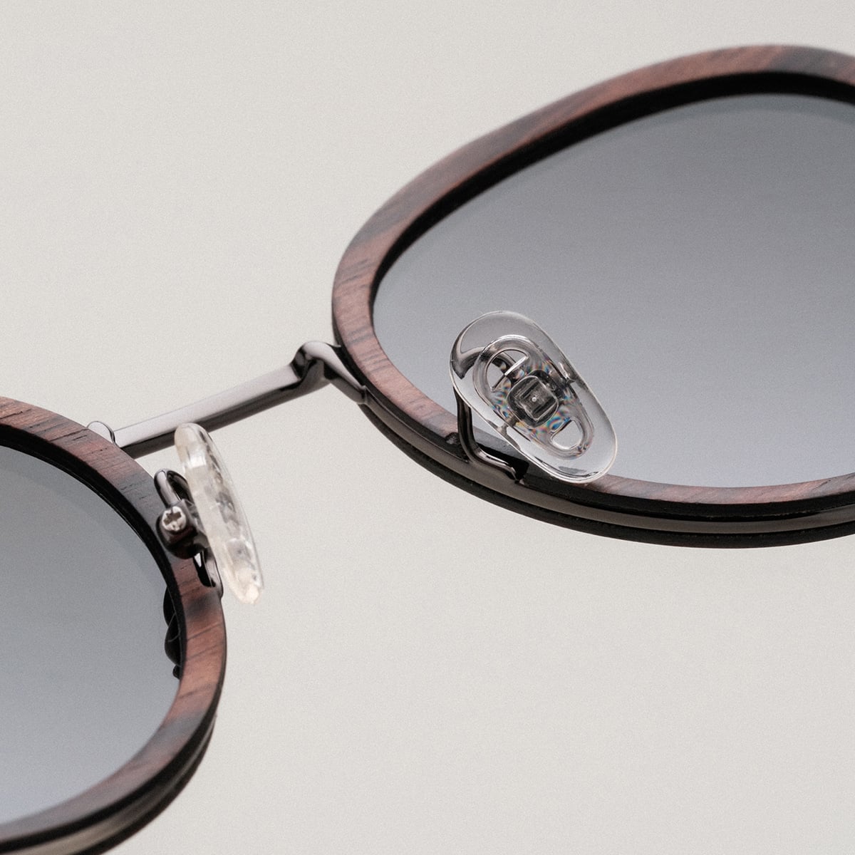 Gli occhiali da sole "The Radiant M" con Leadwood e Antique Silver, presentano un design elegante e moderno.