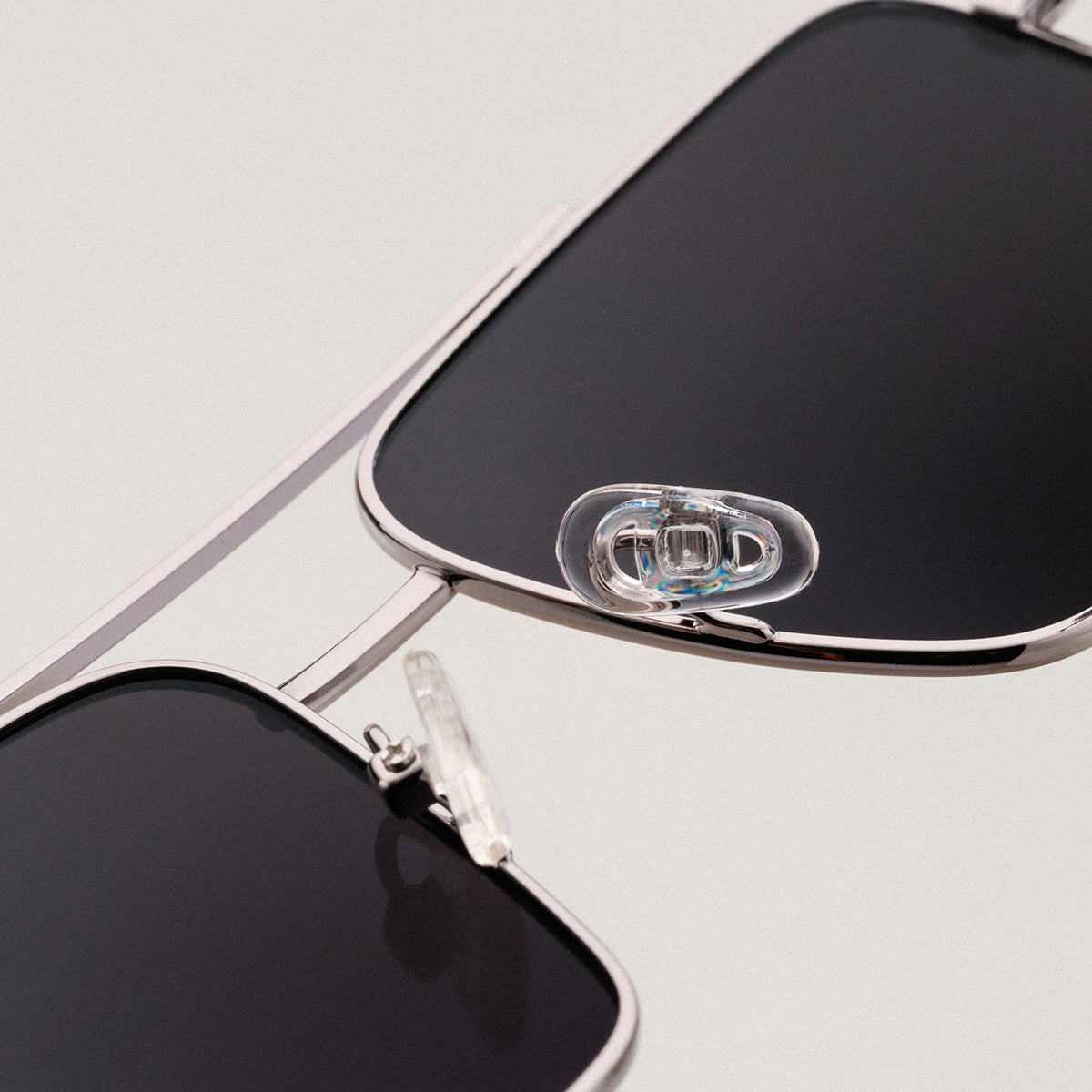 Gli occhiali da sole "The Talisman" sono caratterizzati da un design elegante in legno di piombo e argento con lenti scure.