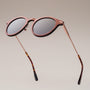 Occhiali da sole "The Maverick" con un elegante telaio in legno padouk e accenti in rame per un look moderno e elegante.