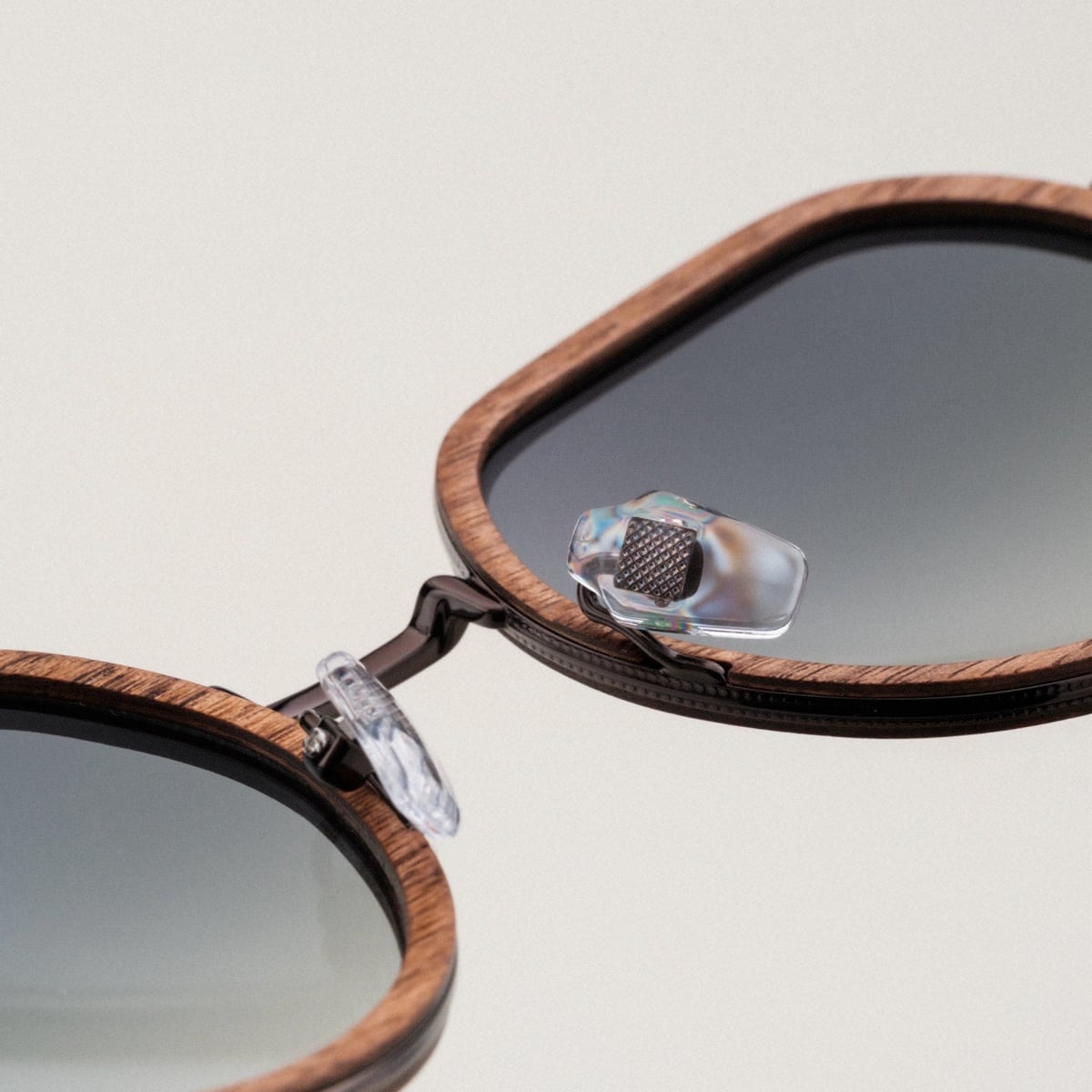 Occhiali da sole "The Wanderer" con cornici in noce e accenti in bronzo, caratterizzati da un design elegante e raffinato.