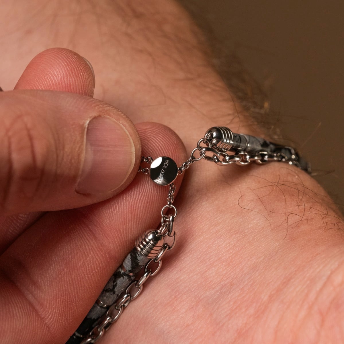 Bracciale "Supersonic" con uno stile ossidiano e argento con design a catena intricata.